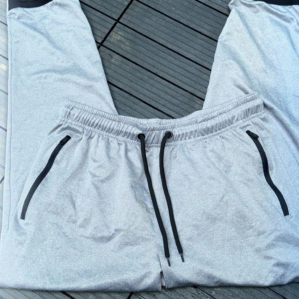 Men’s gray Spyder joggers/workout pants size L